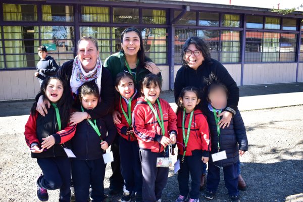 Estudiantes de Kinder recorren el liceo como parte de su transición a Enseñanza Básica