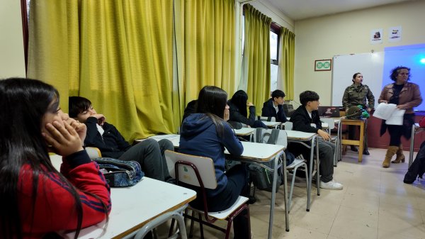 Carabineros realizó charla preventiva sobre ciberbullying para estudiantes de 1° medio